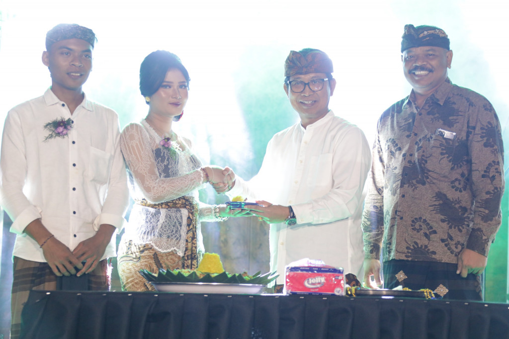 Sekda Adi Arnawa Hadiri Puncak HUT ST. Dharma Bakti Ke-52 Banjar Dangin Bingin Sembung